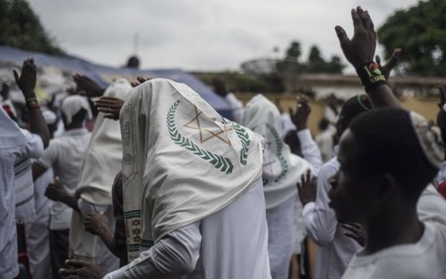 Indigenous People of Biafra (IPOB) militants and members of the Yahveh Yashua Synagogue (Yisraelities Biafra Region) celebrate Shabbat outside the house of the movements leader Nnamdi Kanu, in Umuahai on May 27, 2017.   / AFP PHOTO / STEFAN HEUNIS